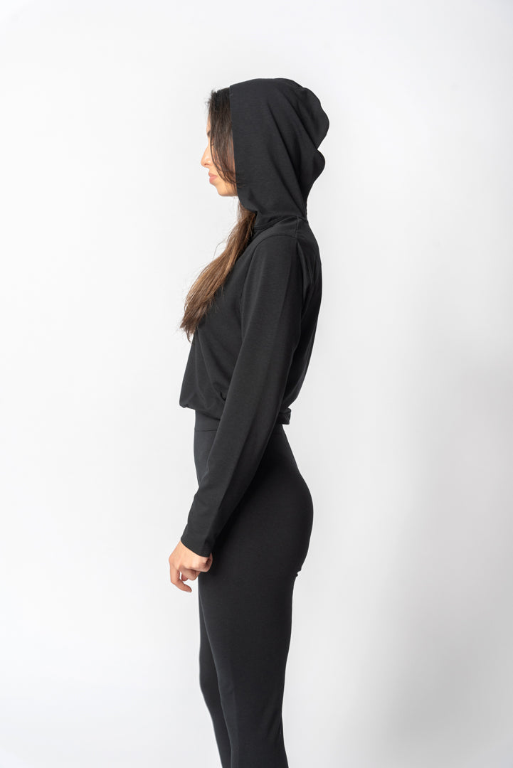 Jumpsuit mit Kapuze und Frontreißverschluss in Schwarz - Bernardette