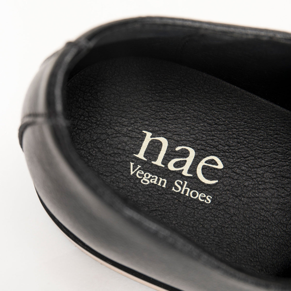Vista superior de zapatos veganos planos con logo en la plantilla | NAE Vegan Shoes