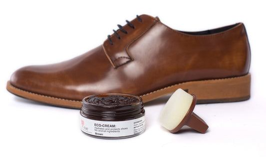 shoecaare with vegan cleaner and creme