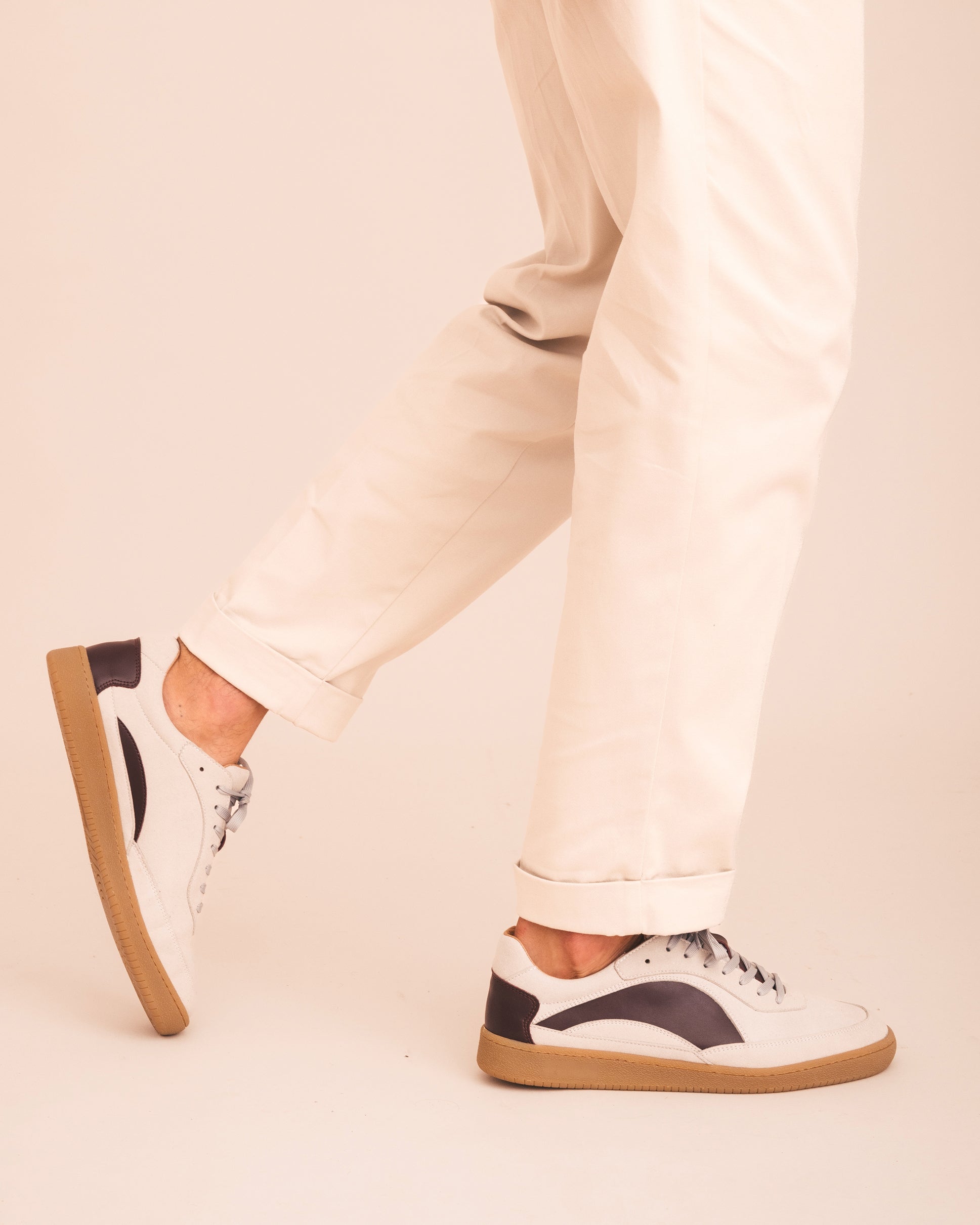 Wegańskie niskie białe trampki sznurowane unisex z podeszwą z naturalnej gumy i mikrofibrą