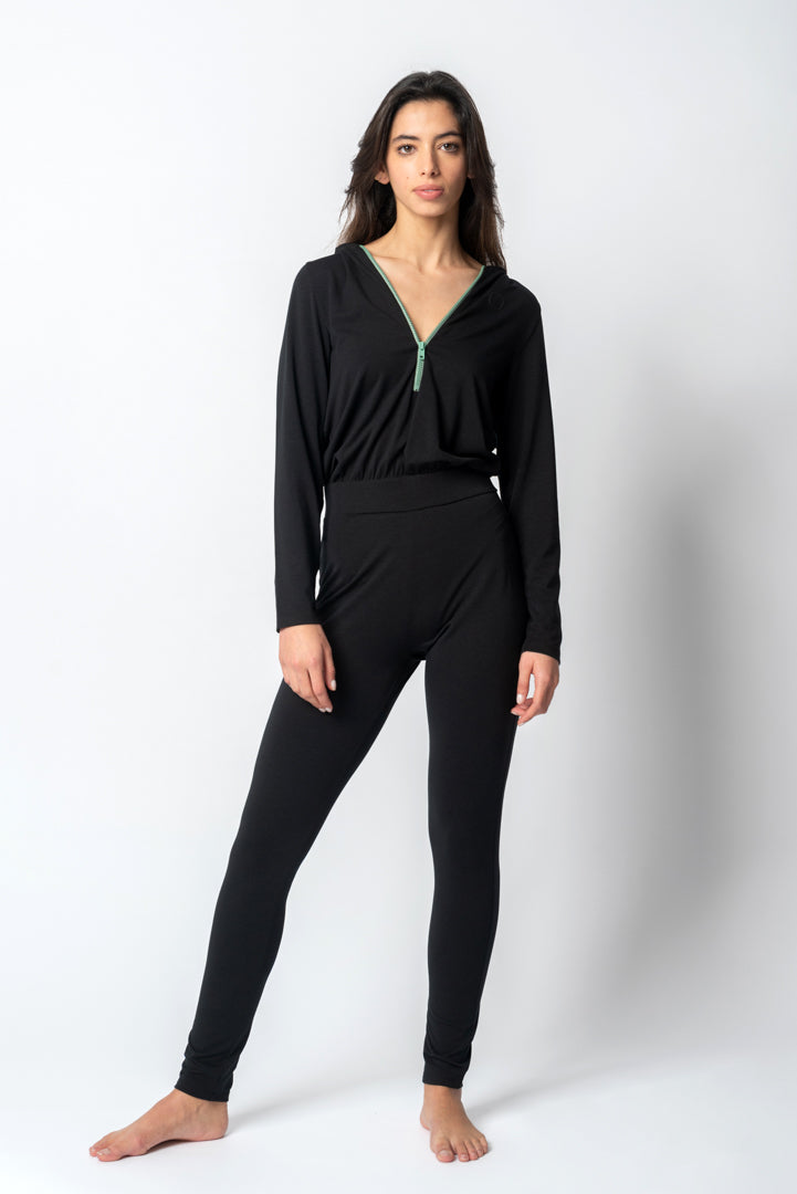 Jumpsuit mit Kapuze und Frontreißverschluss in Schwarz - Bernardette