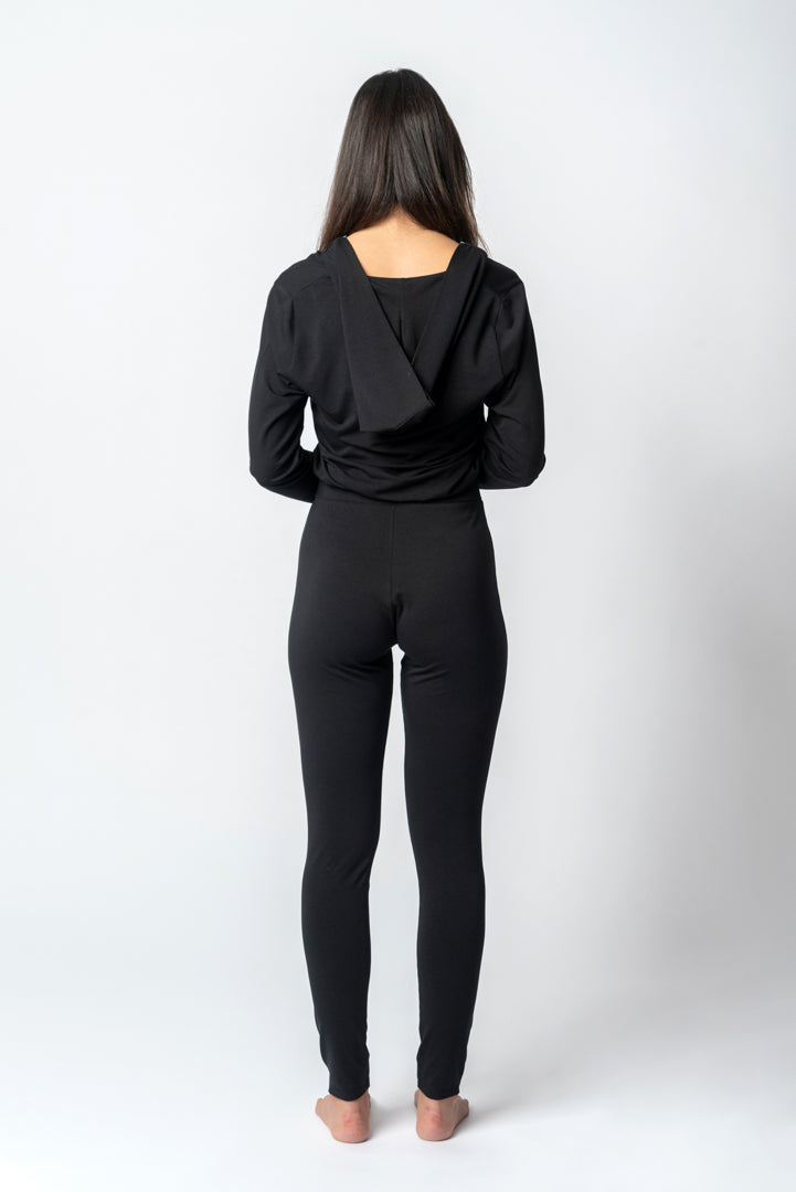 Jumpsuit mit Kapuze und Frontreißverschluss in Schwarz - Bernardette