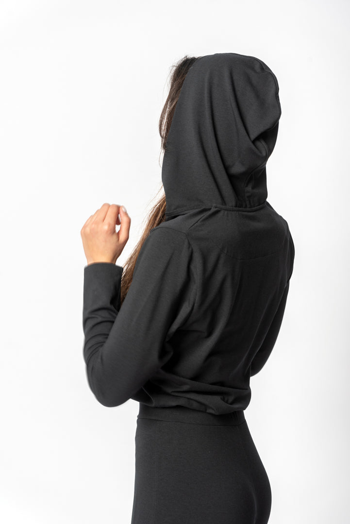 Jumpsuit mit Kapuze und Frontreißverschluss in Schwarz - Bernardette