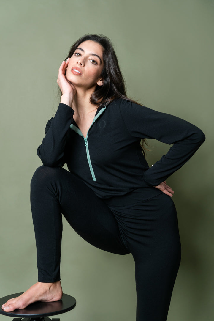 Jumpsuit mit Kapuze und Frontreißverschluss in Schwarz - Bernardette