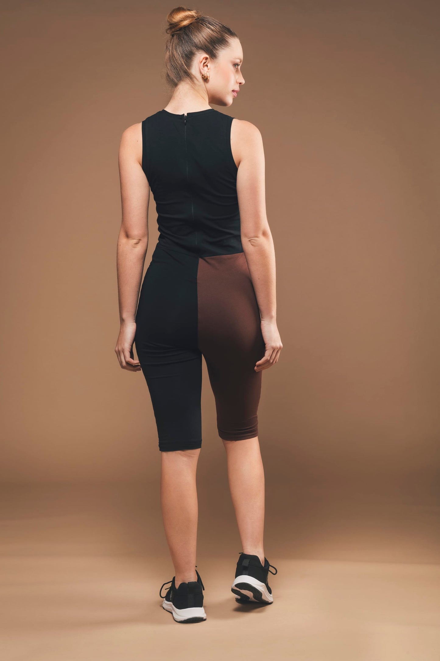 Colour-Block-Jumpsuit aus Bio-Baumwolle in Schwarz und Braun - Birdie