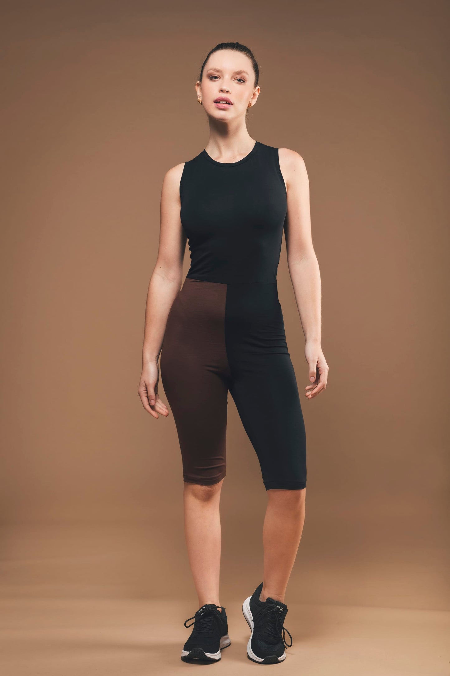 Colour-Block-Jumpsuit aus Bio-Baumwolle in Schwarz und Braun - Birdie