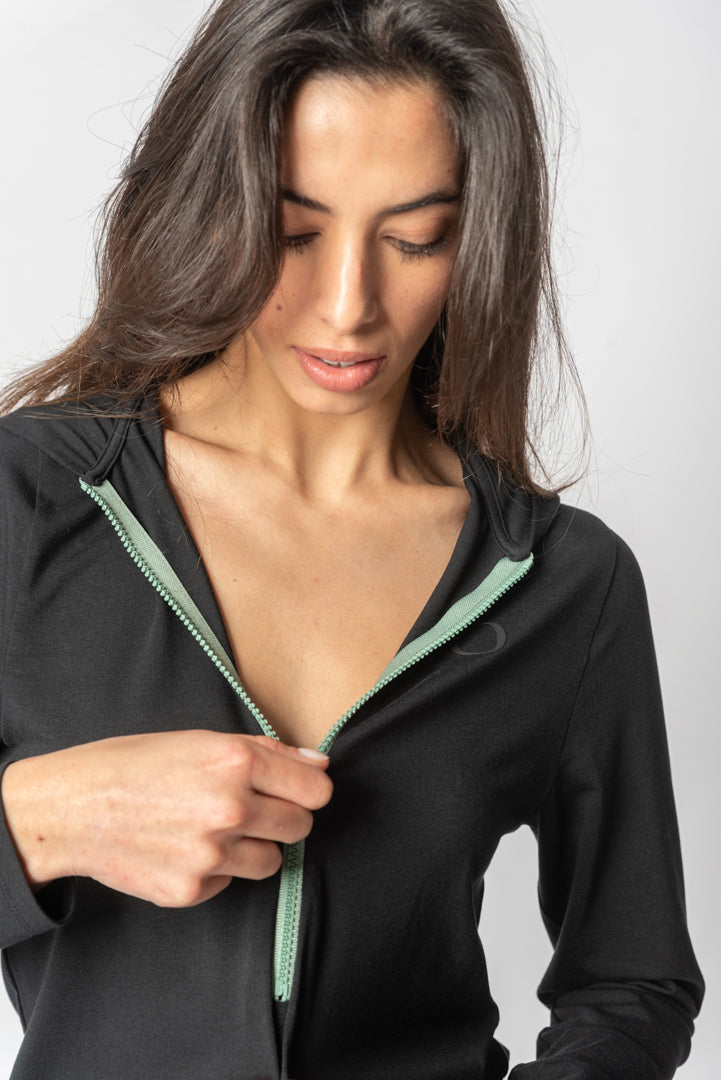 Jumpsuit mit Kapuze und Frontreißverschluss in Schwarz - Bernardette