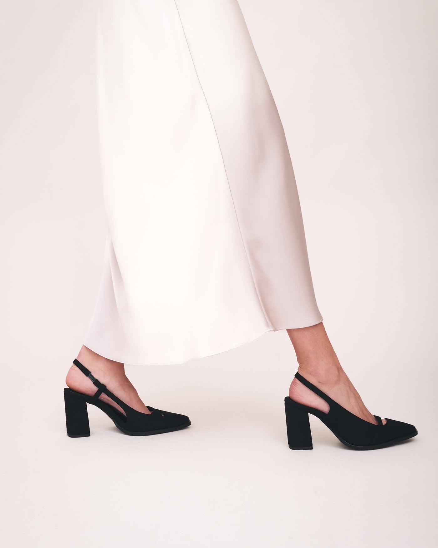Tacones negros veganos mujer – punta fina, talón abierto con tira elegante