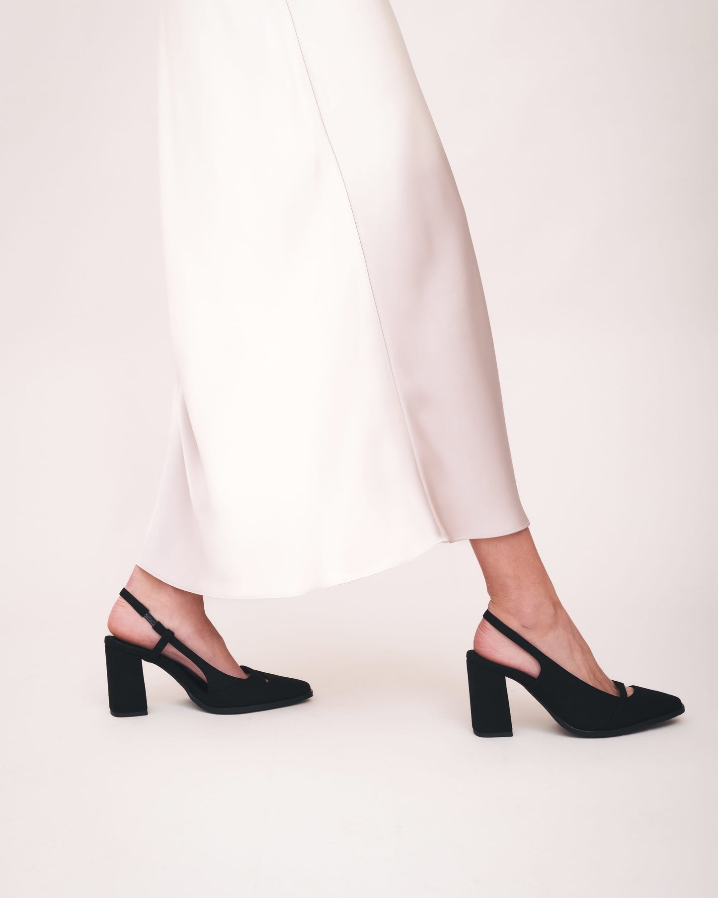 Tacones negros veganos mujer – punta fina, talón abierto con tira elegante