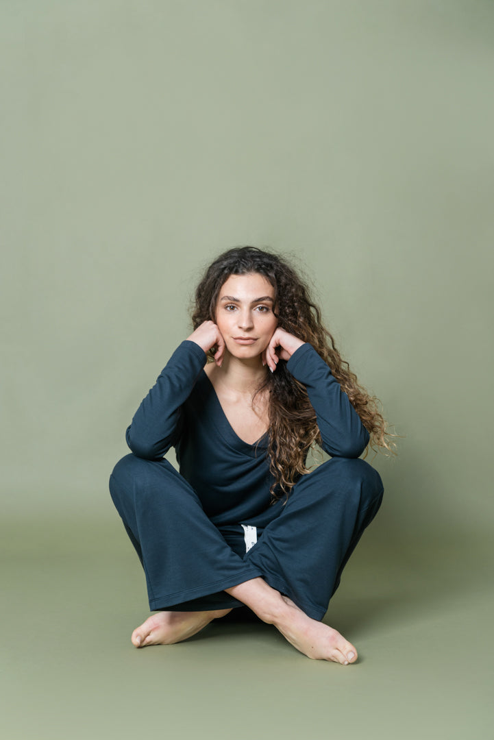 Sweatshirt em TENCEL™ Lyocell Azul com Decote em V - Lenora