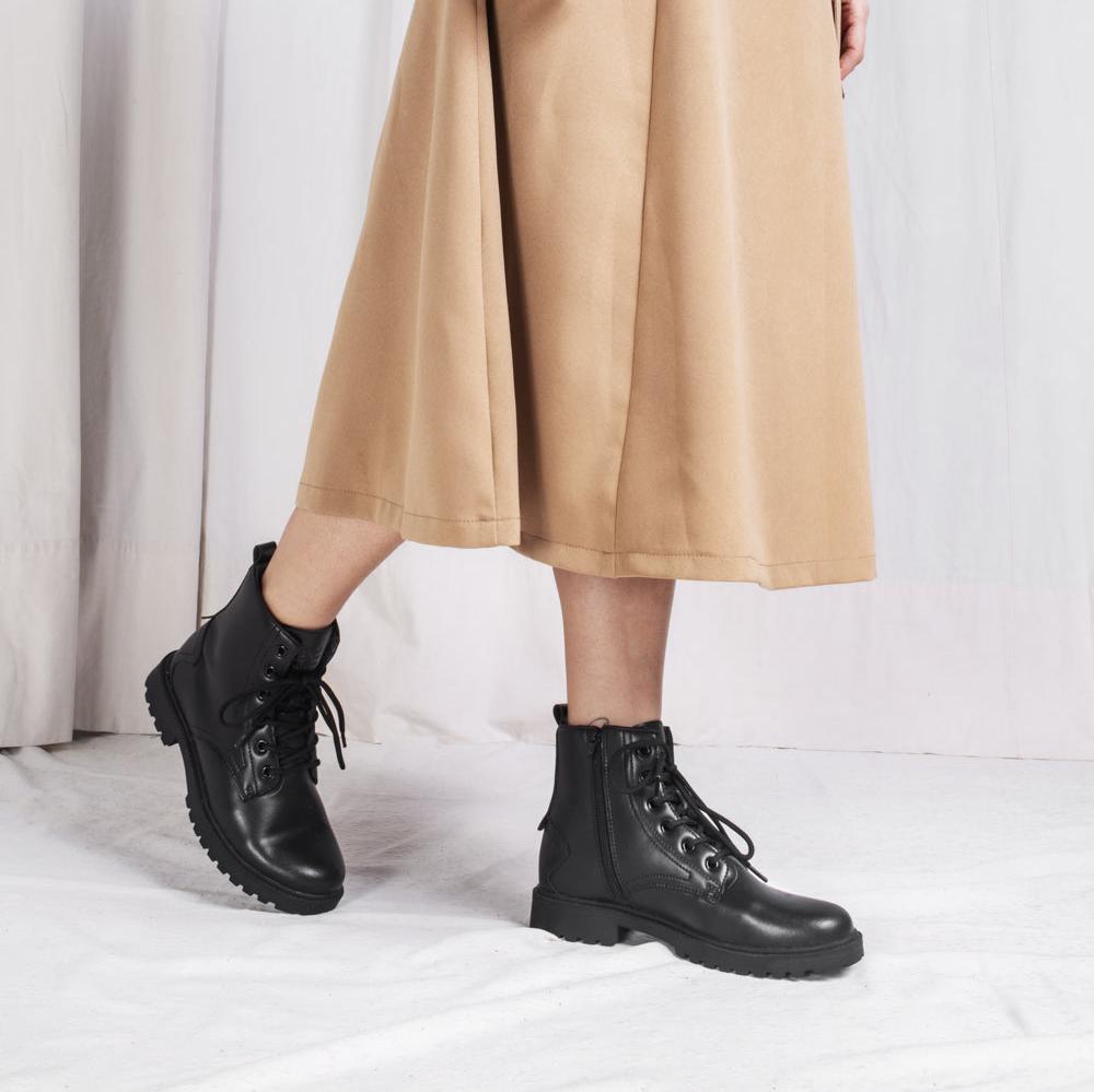 Zip up boots for women with a beige skirt | Sustainable fashion from NAE Vegan Shoes