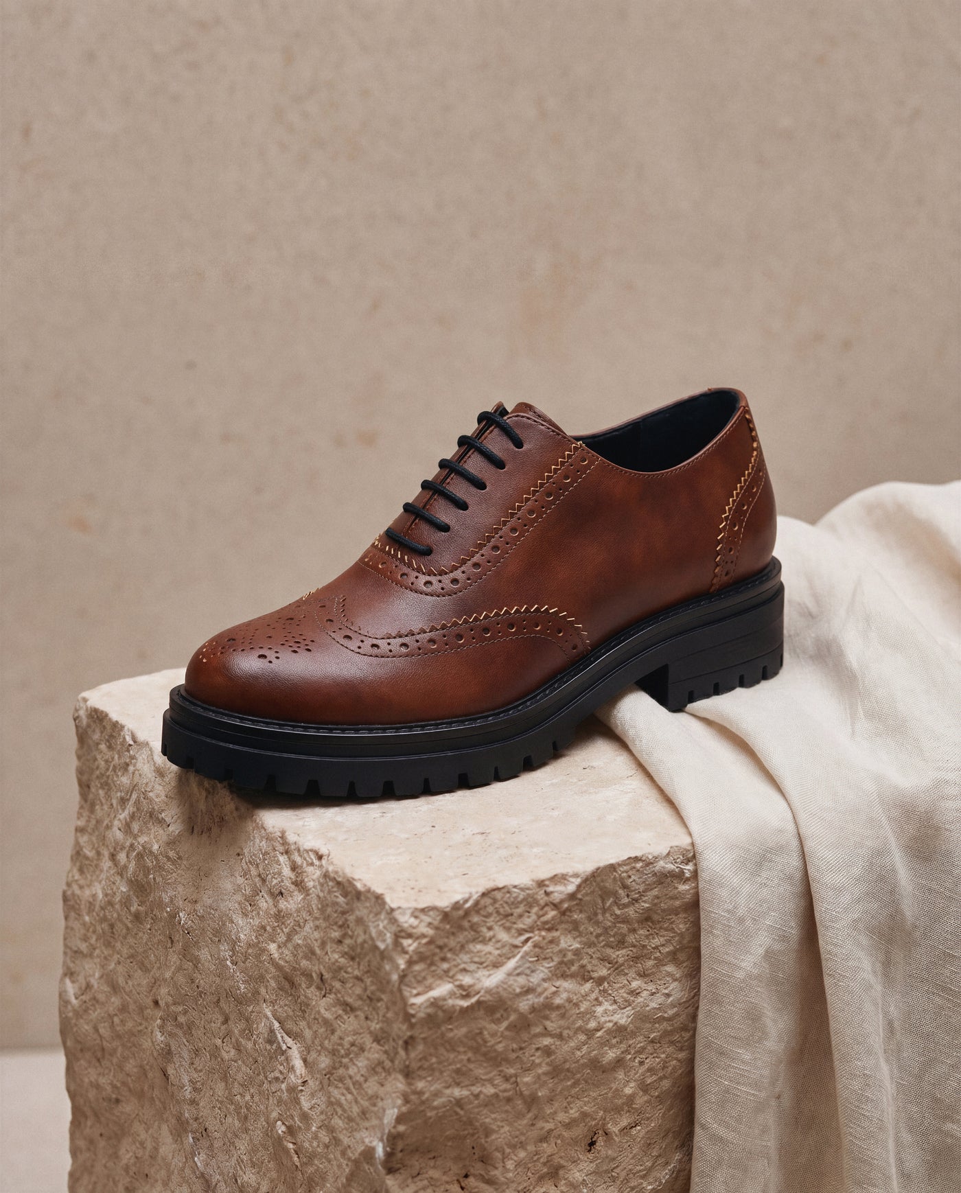 GRACE Oxford brogue vegano castanho do Norte, a coleção AW26 da NAE