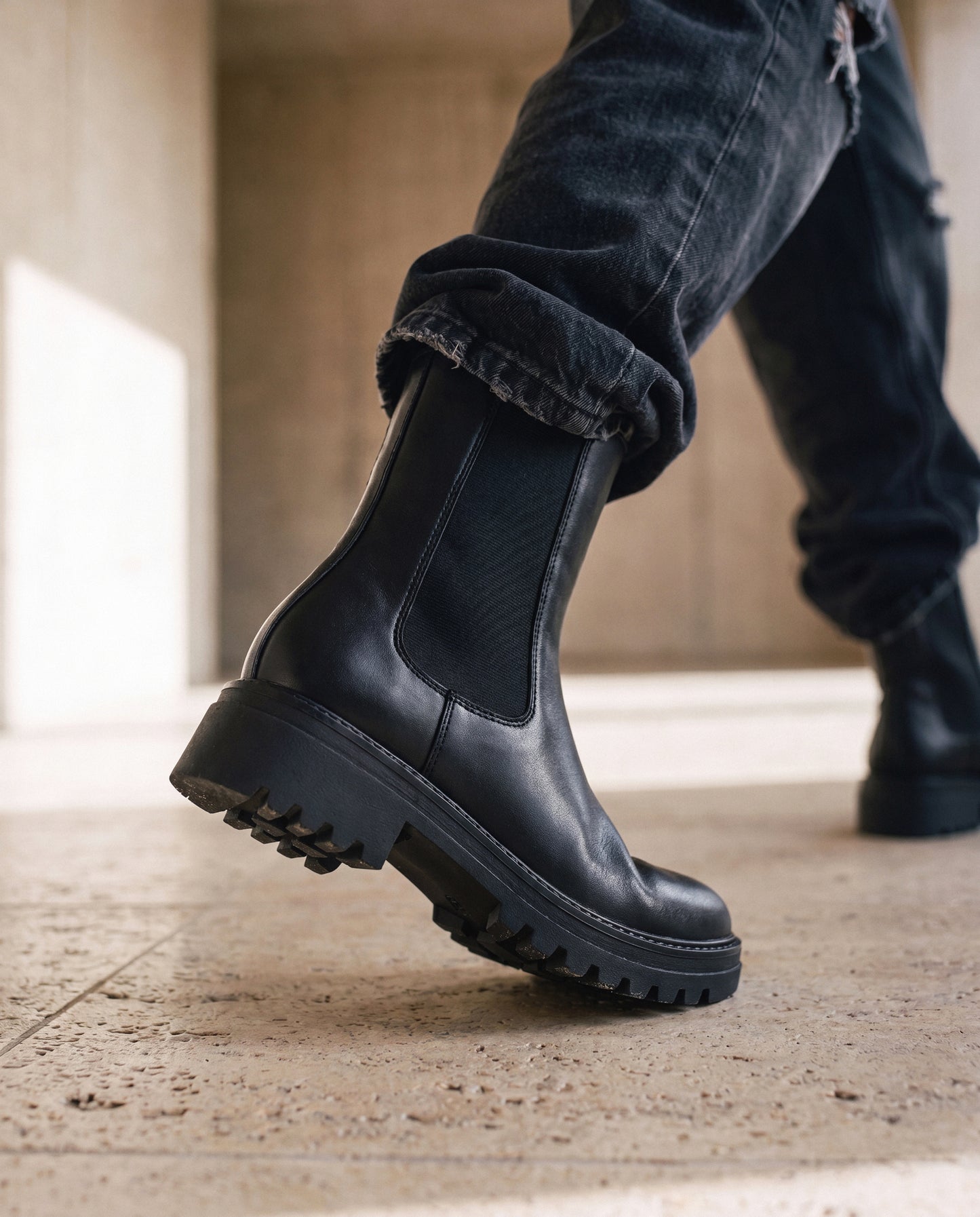 Bottes chelsea pour femme à mi mollet faites en cuir végan noir semelle striée